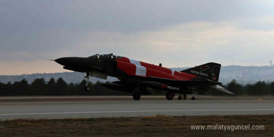 10 tane F-4E Phantom uçağıyla ‘fil yürüyüşü’ yapıldı