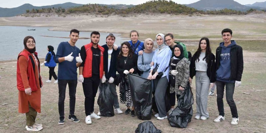 100 genç temiz çevre için kolları sıvadı