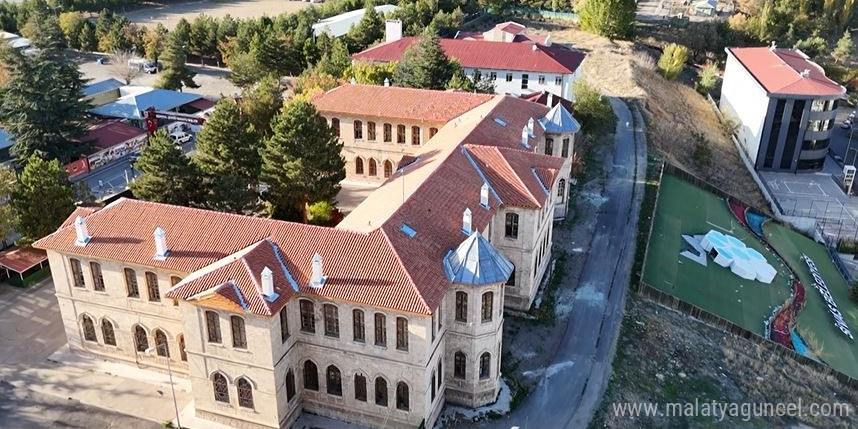 108 yıllık lisenin duvarları tarih kokuyor