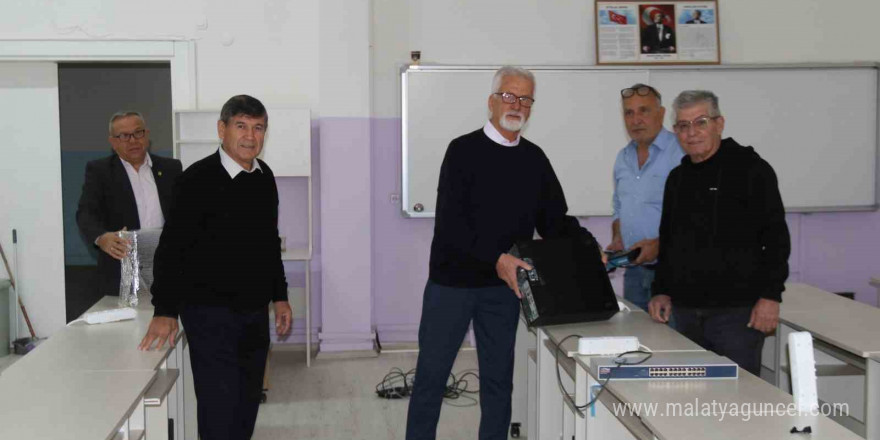 130 mezun 50 yıl önce mezun oldukları liseye bilgisayar laboratuvarı kazandırdılar