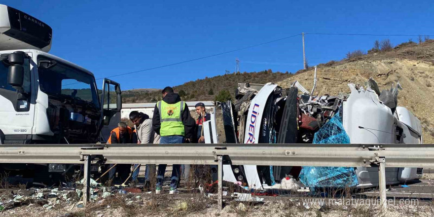 14 kişinin yaralandığı kaza sebebiyle kapanan D100 yeniden trafiğe açıldı