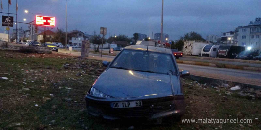 14 yaşındaki çocuğun kullandığı araç kaldırımda yürüyen aileye çarptı: 1’i bebek 3 yaralı