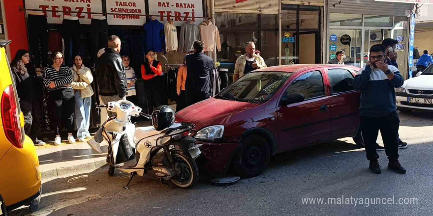 14 yaşındaki motosiklet sürücüsü 3 araca çarptı: Kaza anı kameralara yansıdı