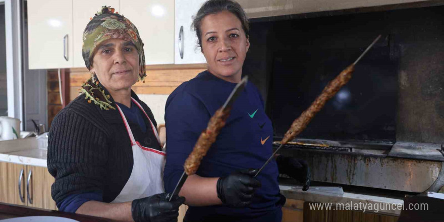 16 yıllık gelin ve görümce kebap tezgahında birlikte mesai yapıyor