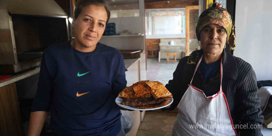 16 yıllık gelin ve görümce kebap tezgahında birlikte mesai yapıyor