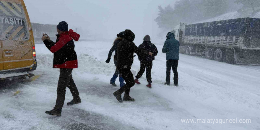 1650 rakımlı Çamlıbel Geçidi’nde kar ve tipi etkili oldu