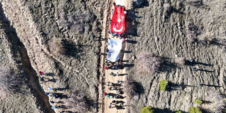 1744 rakımlı Dinek Dağı zirvesinde Cumhuriyet coşkusu