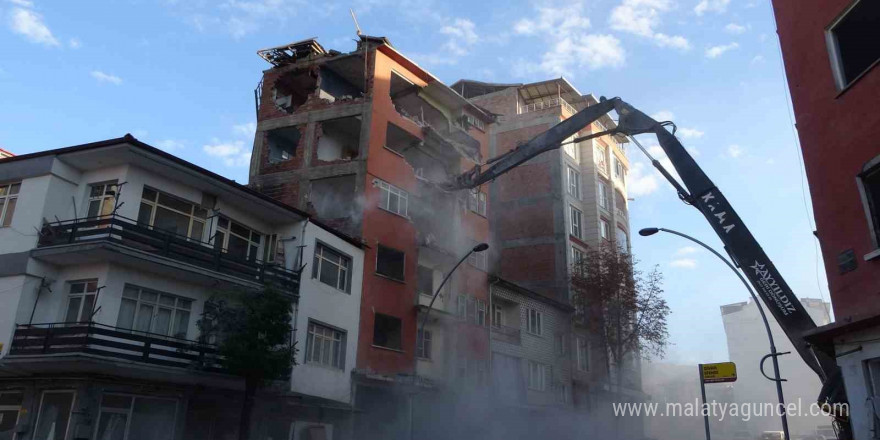 18 aydır yıkım bekleyen Adem Çavuş Apartmanı’nda yıkım işlemlerine başlandı