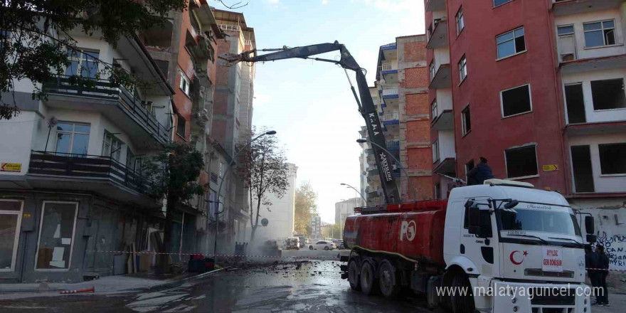 18 aydır yıkım bekleyen Adem Çavuş Apartmanı’nda yıkım işlemlerine başlandı