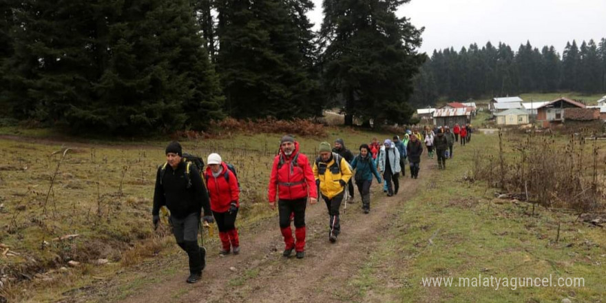 18 kilometre yürüdüler, temiz havanın tadını çıkardılar