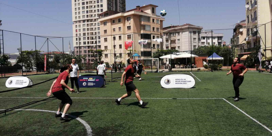 19 Mayıs Atatürk’ü Anma Gençlik ve Spor Bayramı için Kartal’da sporcular ayak tenisinde rekabet etti