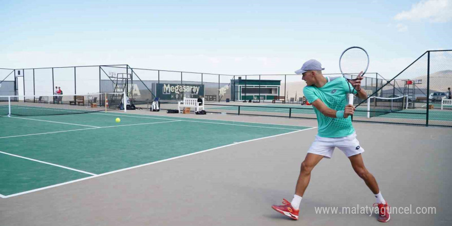 2 bin 300 rakımda uluslararası tenis turnuvası