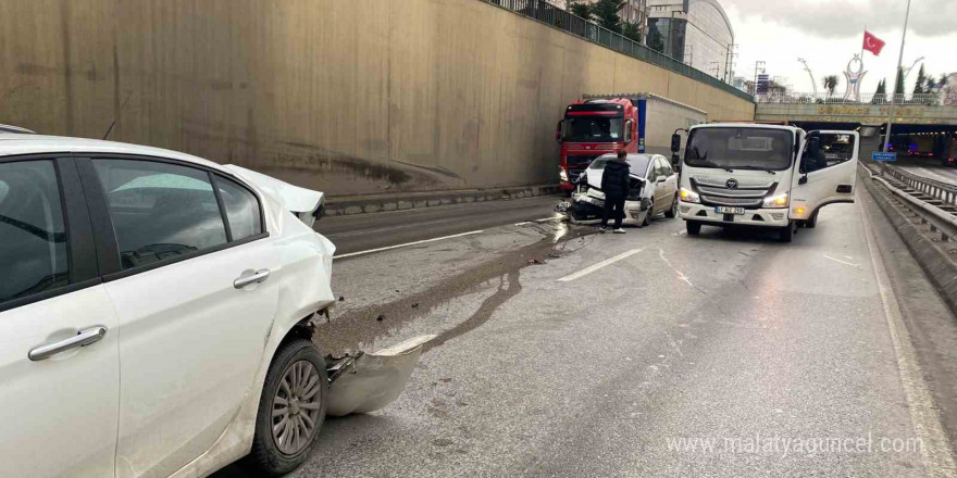 2 otomobil kazaya karıştı: 3 yaralı