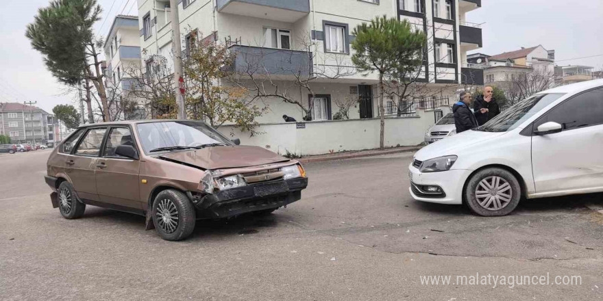 2 otomobilin çarpıştığı kazada 2 kişi yaralandı