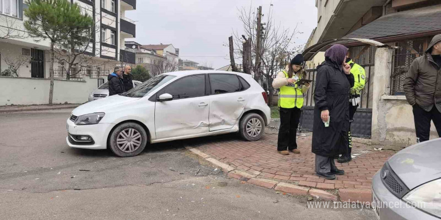 2 otomobilin çarpıştığı kazada 2 kişi yaralandı