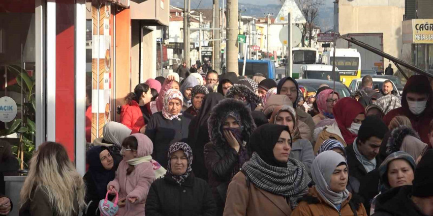 20 liraya paspas, 50 liraya tencere almak için saatlerce sıra beklediler