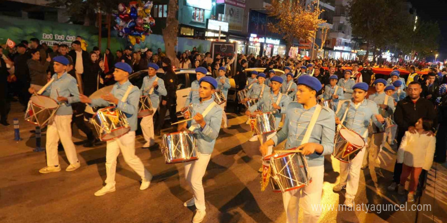 29 Ekim Cumhuriyet Bayramı’nda Niğde’de fener alayı düzenlendi