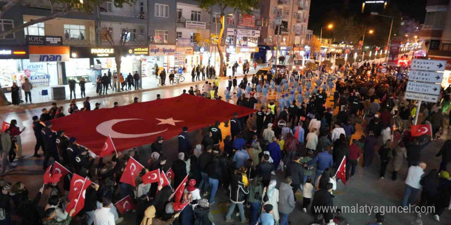 29 Ekim Cumhuriyet Bayramı’nda Niğde’de fener alayı düzenlendi