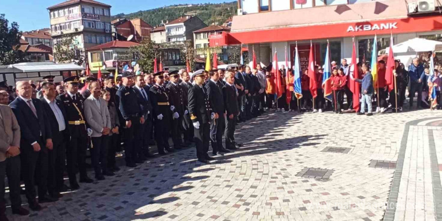 29 Ekim kutlamaları çelenk sunumu ile başladı