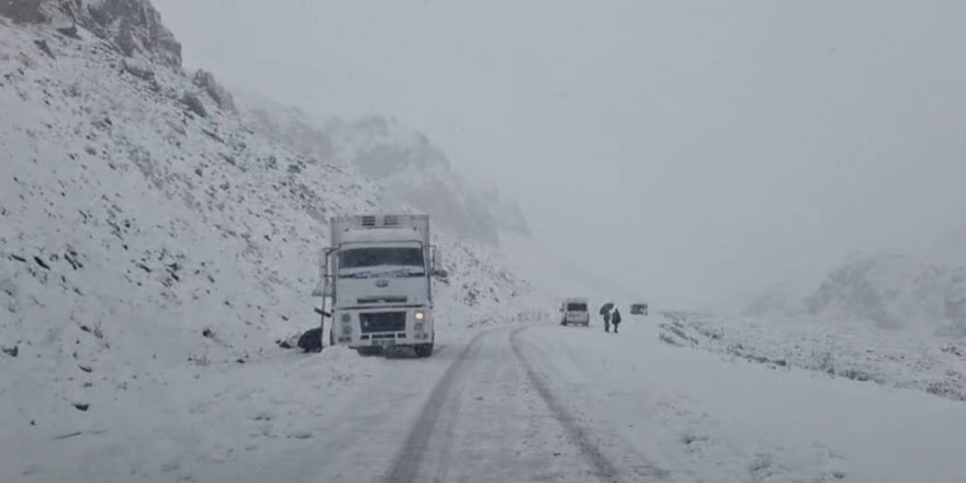 3 bin rakımlı Karabet Geçidi’nde kar yağışı trafiği olumsuz yönde etkiledi