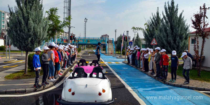 300 öğrenciye trafik eğitimi veriliyor