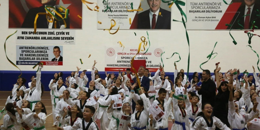 330 minik taekwondocu kuşak atladı