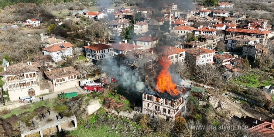 350 yıllık tarihi konak alev alev yandı