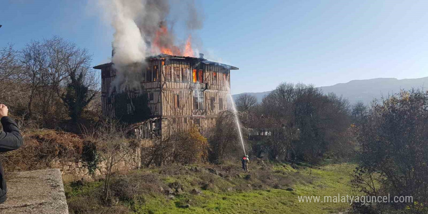 350 yıllık tarihi konak alev alev yandı