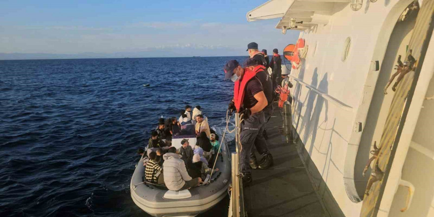 4 göçmen kaçakçısı yakalandı, 20 düzensiz göçmen kurtarıldı