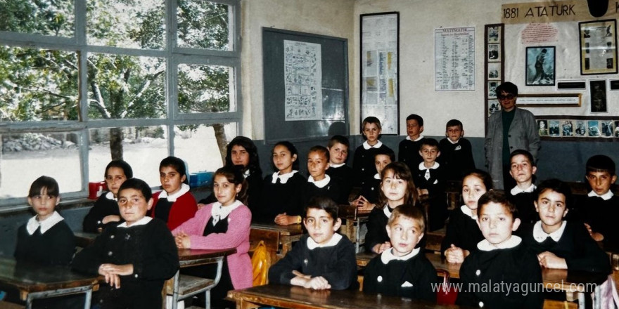 40 yıl önce mezun olan öğrencilerden ilkokul öğretmenlerine anlamlı sürpriz