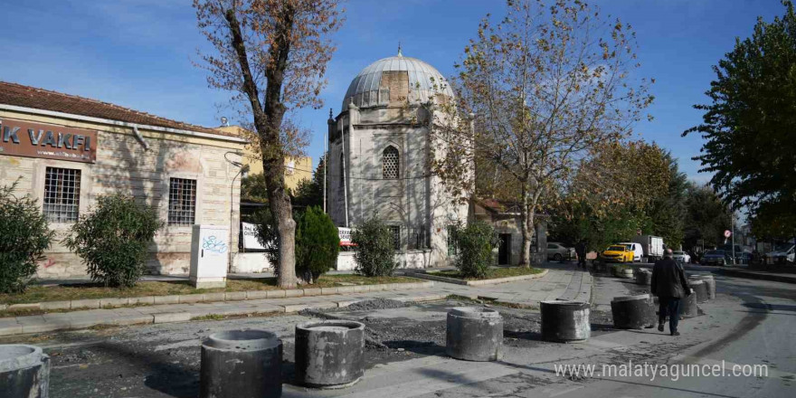 458 yıllık Gazi Kara Ahmet Paşa Külliyesi’nin kurşunları döküldü, sebilini inşaat firması kullanıyor