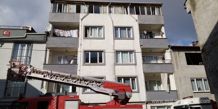 5 katlı apartmanın çatı katında yangın