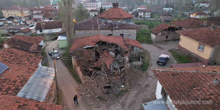 5,6’lık depremin merkez üssü Buğdaylı köyünde yaralar sarılıyor