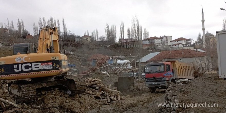 5,6’lık depremin merkez üssü Buğdaylı köyünde yaralar sarılıyor