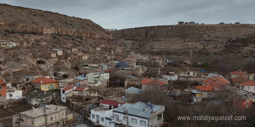 571 yıllık cami dimdik ayakta