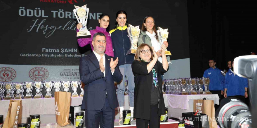 6. Gazi Yarı Maratonu’nda dereceye giren sporcular ödüllerini aldı