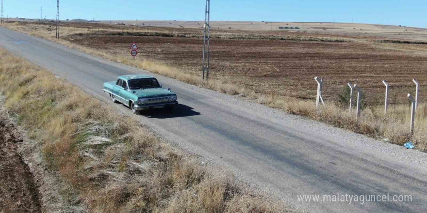 63 model antika otomobili ile yolda kalanların yardımına koşuyor