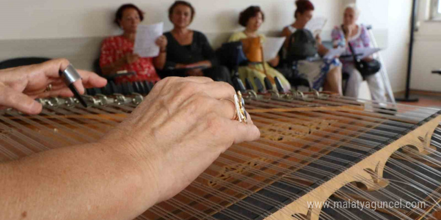 65 yaş üstü vatandaşlar müziğin gücüyle sosyalleşiyor