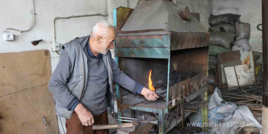 65 yıldır demire tav veriyor, nal ve mıh yapıyor