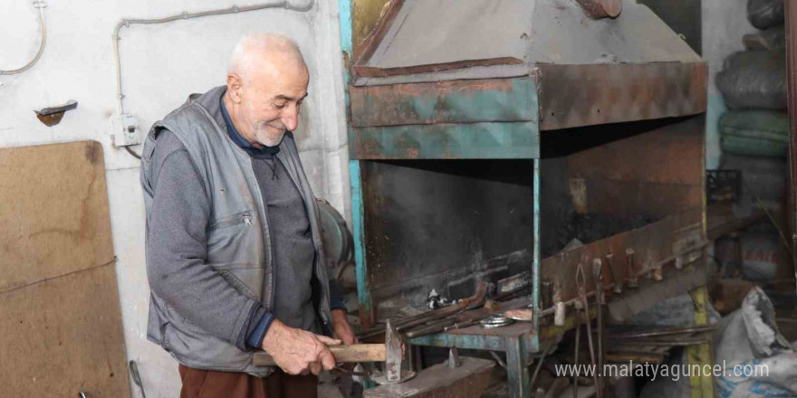 65 yıldır demire tav veriyor, nal ve mıh yapıyor