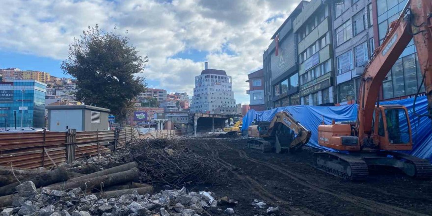 67 yıllık köprüde yıkım çalışması sürüyor