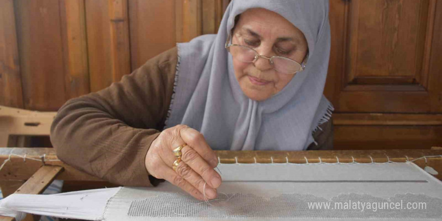 70 yaşındaki kadın usta 200 bin TL’lik Antep işi sanat işliyor