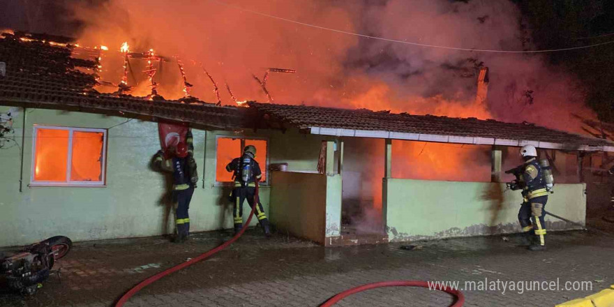 72 yaşındaki annesinin ilişkisi olduğunu düşünerek, içinde bulunduğu evi yakmış