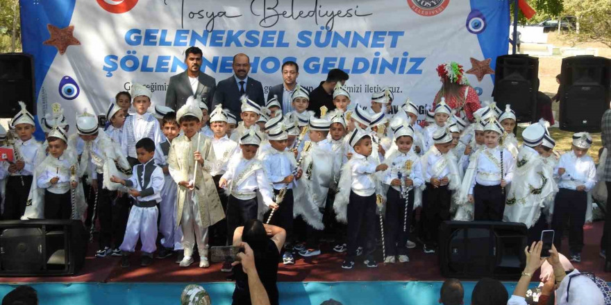 82 çocuk toplu sünnet edildi: Belediye başkanının makam aracı sünnet arabası oldu