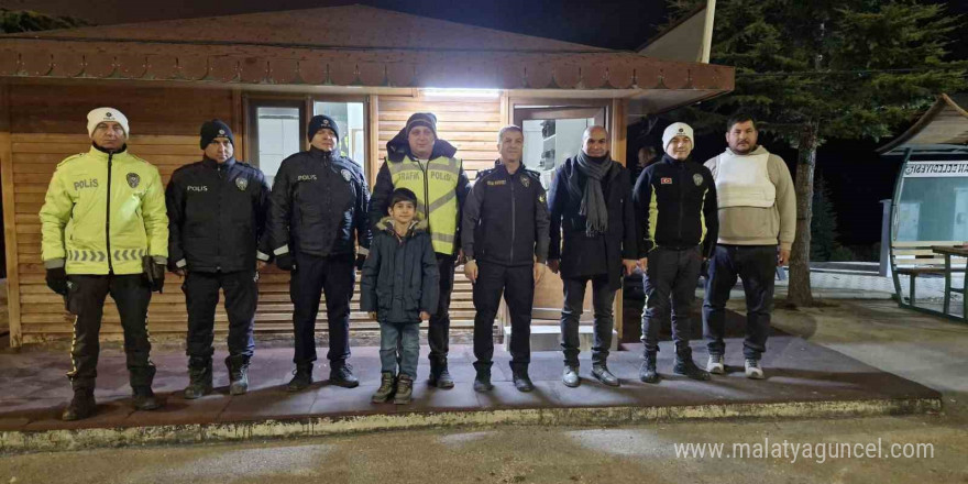 9 yaşındaki Yaman, 3 yıldır yılbaşında polislere çikolata dağıtıyor