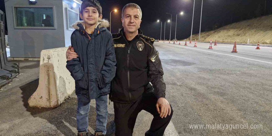 9 yaşındaki Yaman, 3 yıldır yılbaşında polislere çikolata dağıtıyor