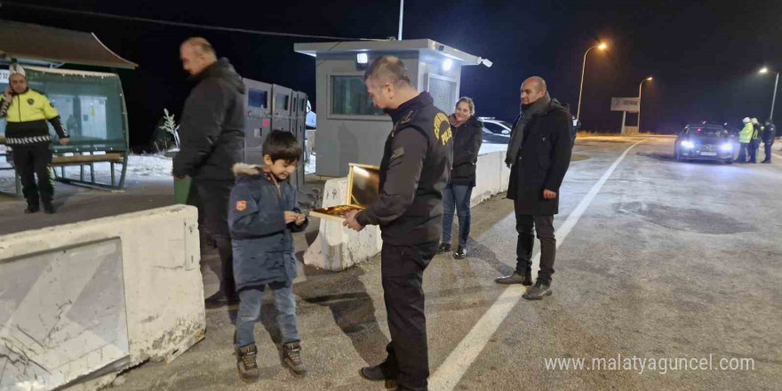 9 yaşındaki Yaman, 3 yıldır yılbaşında polislere çikolata dağıtıyor