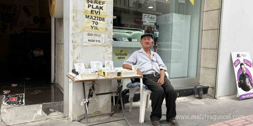 90 yaşındaki adam, 70 yıldır plak ve CD satarak mesai yapıyor