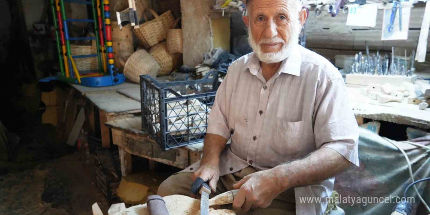 92 yaşındaki ahşap oyma ustası, mesleğin son temsilcisi