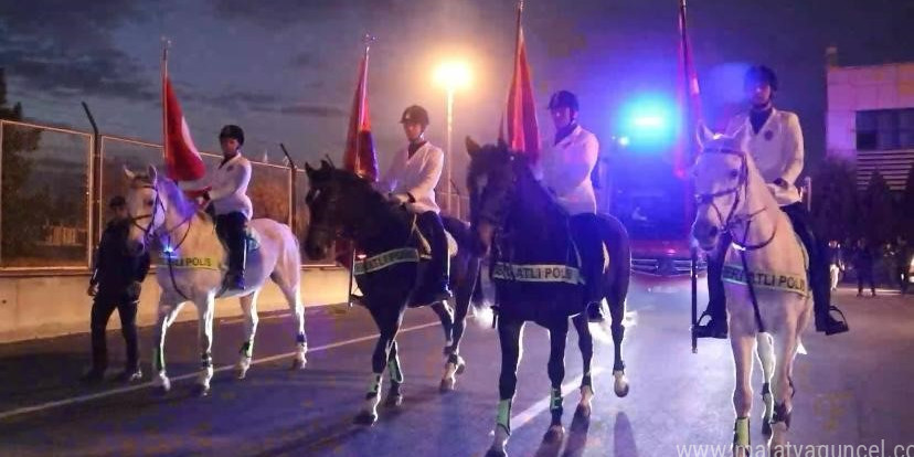 A Milli Futbol Takımı Kayseri’de atlı polislerle karşılandı